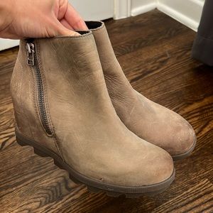 Used tan Sorel Joan of Arctic Wedge ll zip up, size 8.5